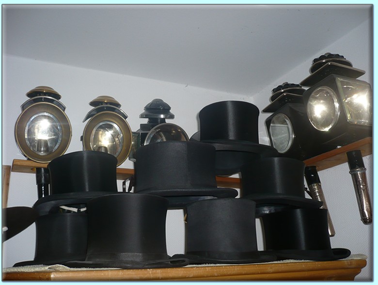 Zylinder und Lampen der Kutscherei Hans Holzmann in München Schwabing