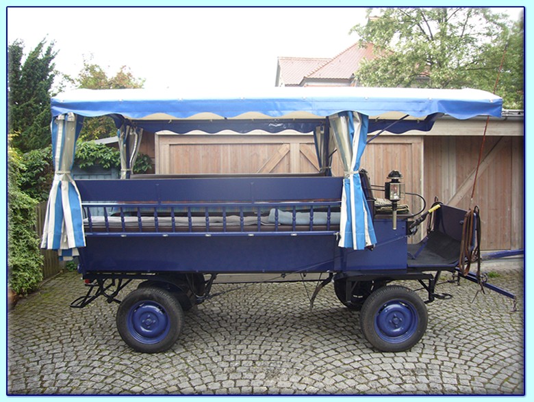 blauer Gesellschaftswagen der Kutscherei Hans Holzmann in München Schwabing