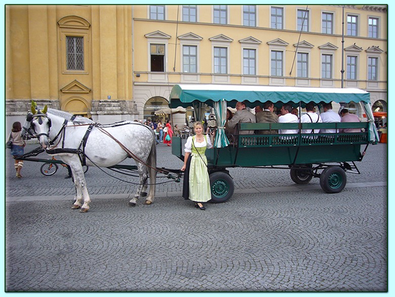 grüner Gesellschaftswagen der Kutscherei Hans Holzmann in München Schwabing