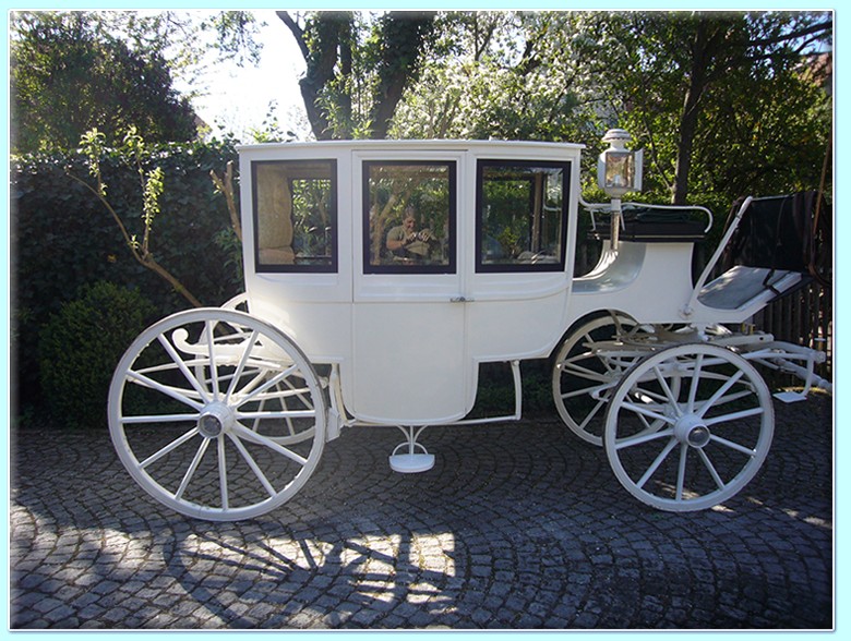 weiße viersitzige Berline (Hochzeitskutsche) der Kutscherei Hans Holzmann in München Schwabing