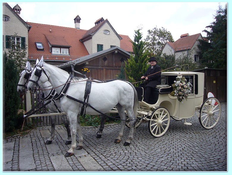 weiße zweisitziges Coupe (Hochzeitskutsche) der Kutscherei Hans Holzmann in München Schwabing