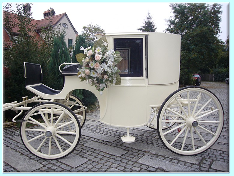 weiße zweisitziges Coupe (Hochzeitskutsche) der Kutscherei Hans Holzmann in München Schwabing