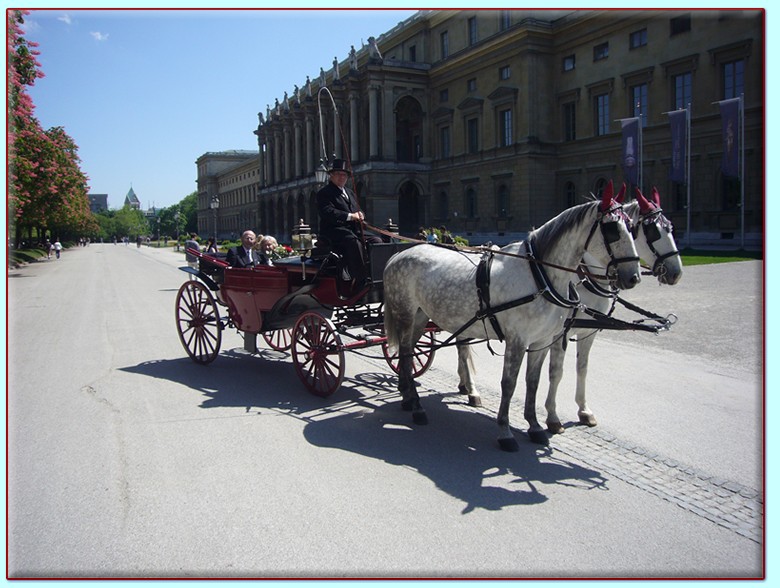 roter Glaslandauer Kutsche der Kutscherei Hans Holzmann in München Schwabing