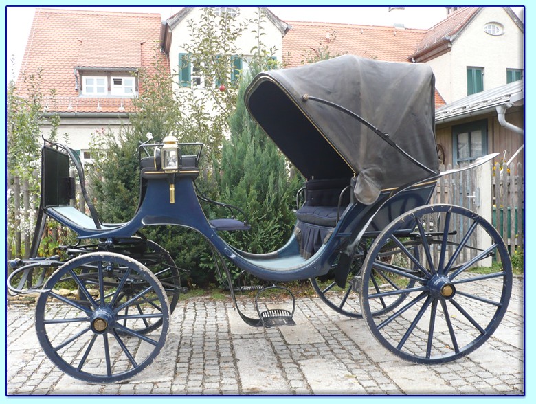 blaue Viktoria Kutsche der Kutscherei Hans Holzmann in München Schwabing