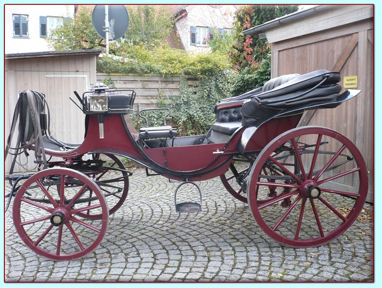 rote Viktoria Kutsche der Kutscherei Hans Holzmann in München Schwabing