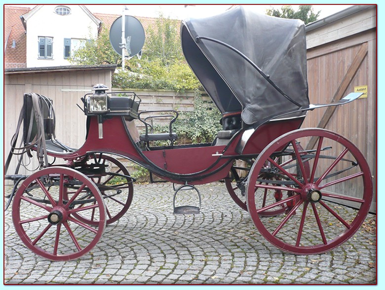 rote Viktoria Kutsche der Kutscherei Hans Holzmann in München Schwabing